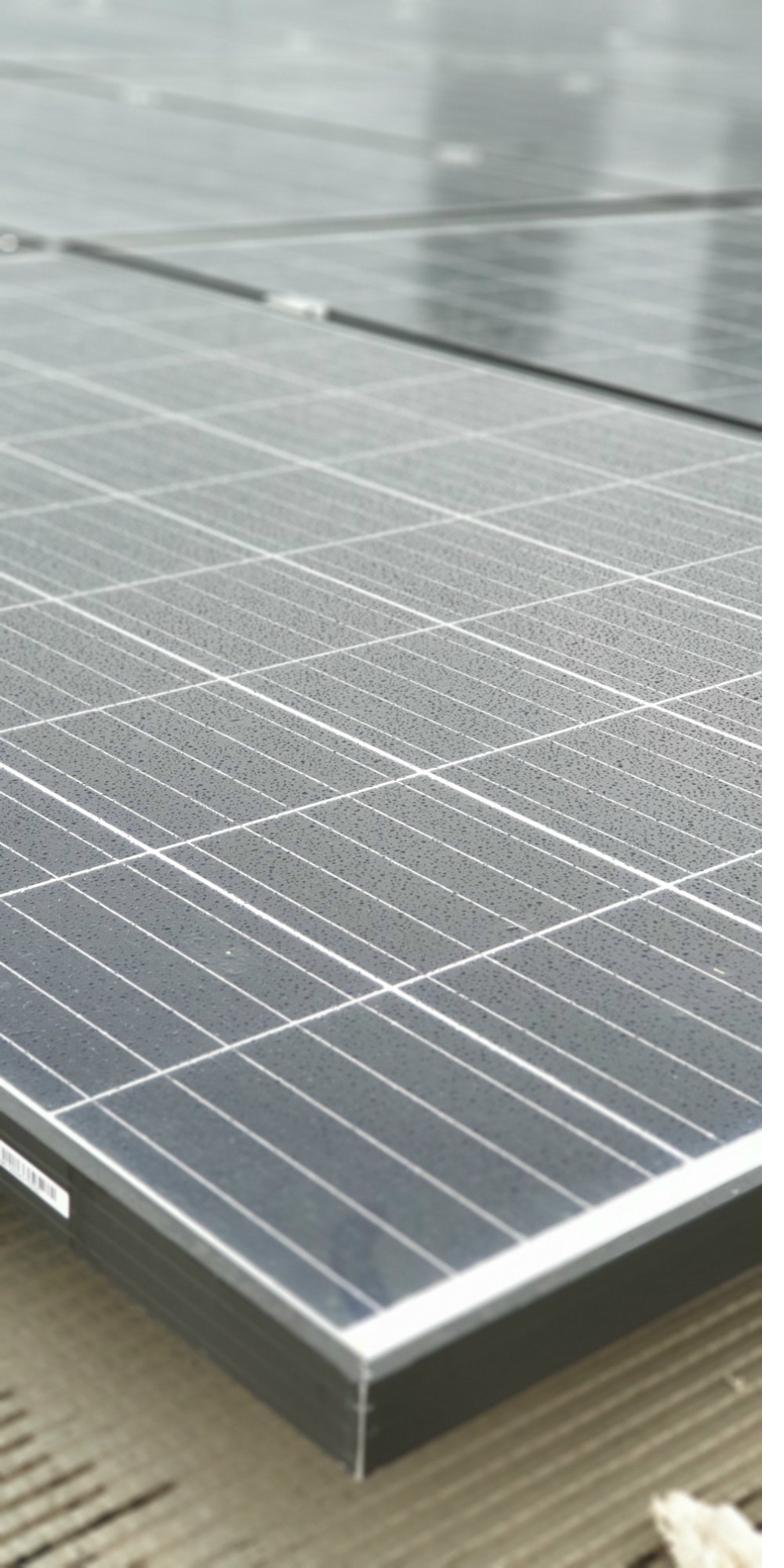 Impianto fotovoltaico — dettaglio moduli monocristallini · Bordighera PNRR